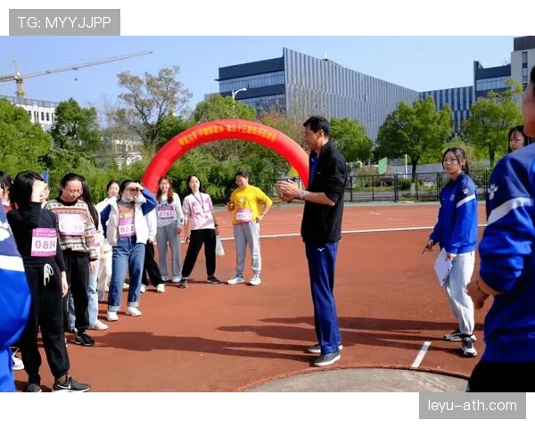 李冰洁训练室外蹲着喝奶茶？这和赛场上的她差太远了吧！